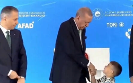 Cumhurbaşkanı Erdoğan yanına gelen çocuğu elini öpmesi için uyardı! Harçlığı kapıp Cumhurbaşkanına sarıldı - 2. Resim