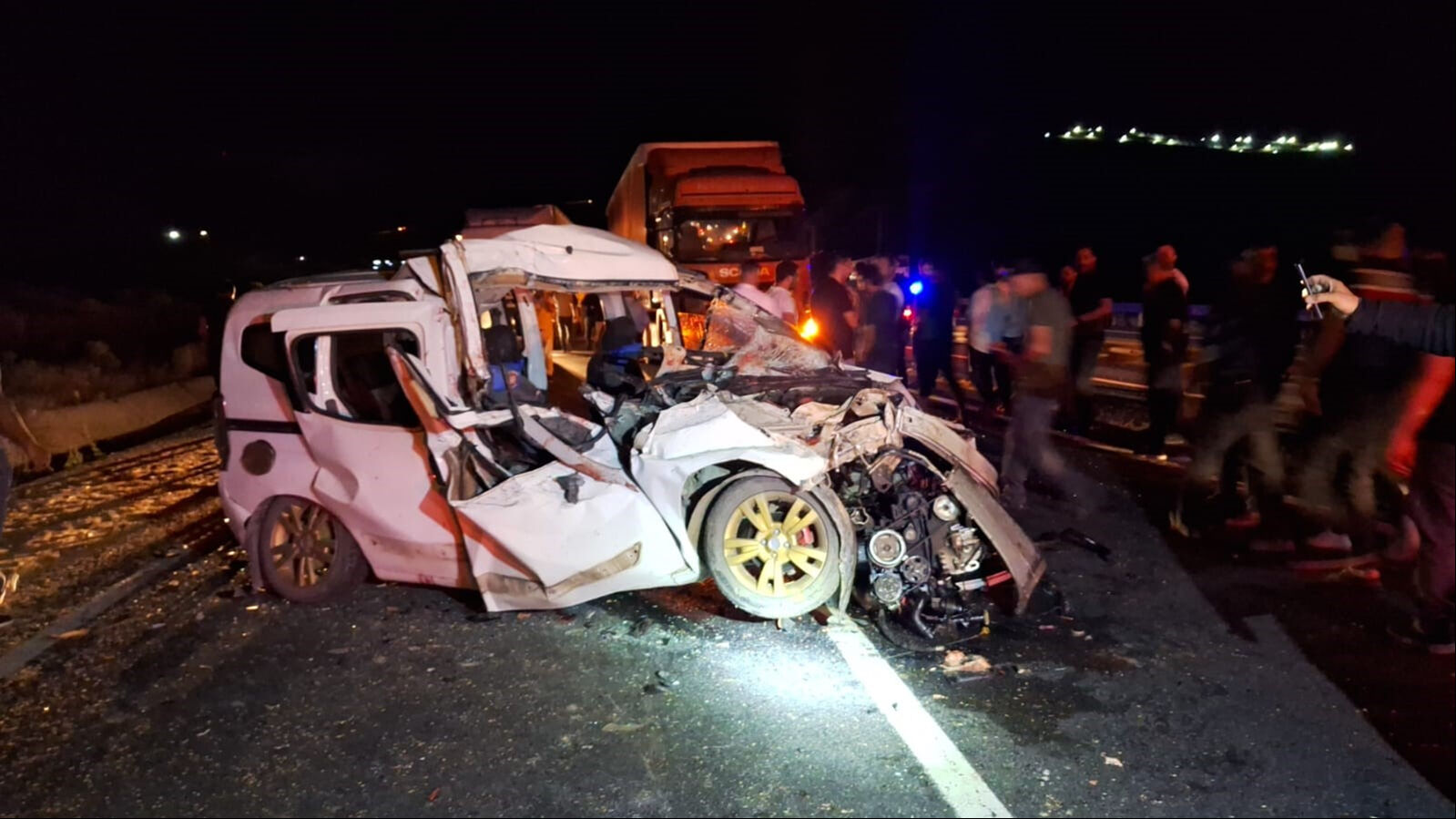 Erzincan'da otomobil traktörle çarpıştı! Çok sayıda ölü ve yaralı var - 2. Resim