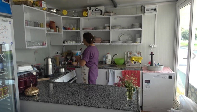 Osmaniye'de depremzedeler için kurulan konteyner çarşıda ilginç olay! İş yerine girenler içli köfte pişirip, yedi, içti, bulaşıkları yıkayıp gitti - 1. Resim