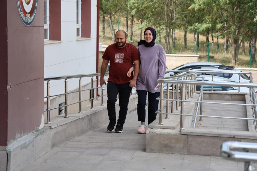 Sivas'taki ÖSYM'nin YKS sınavında epilepsi krizi geçiren adaya yardım eden 8 öğrenci bugün yeniden sınav oldu - 3. Resim