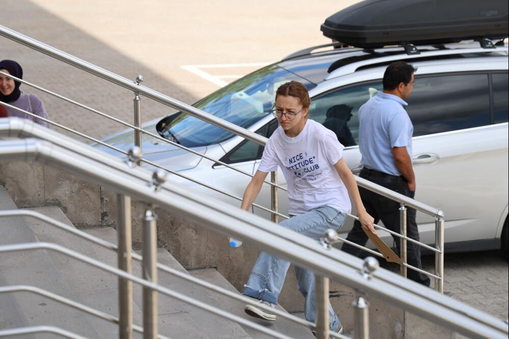 Sivas'taki ÖSYM'nin YKS sınavında epilepsi krizi geçiren adaya yardım eden 8 öğrenci bugün yeniden sınav oldu - 4. Resim