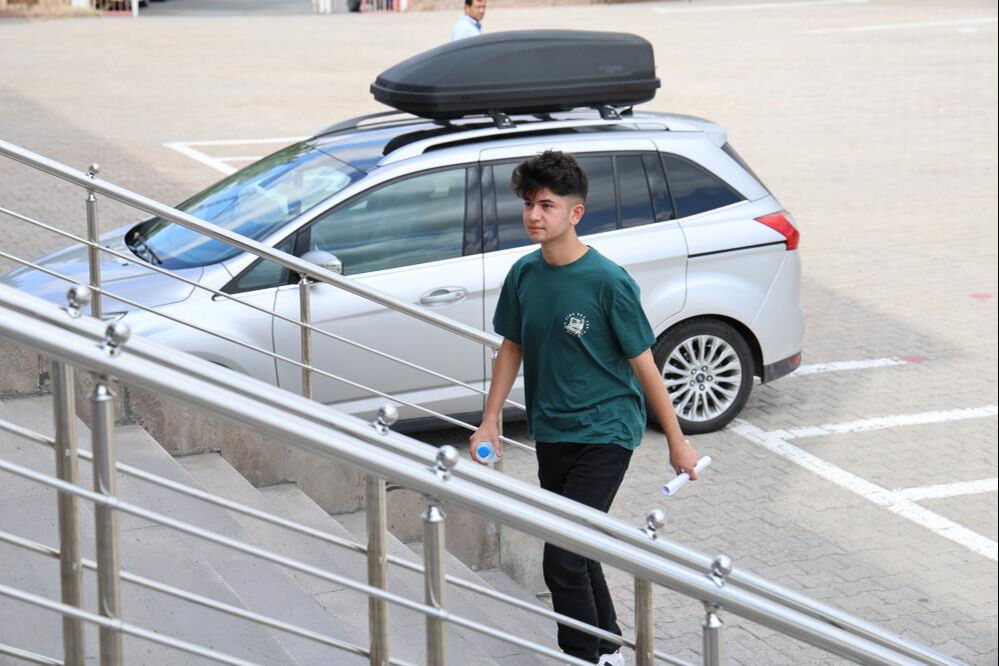 Sivas'taki ÖSYM'nin YKS sınavında epilepsi krizi geçiren adaya yardım eden 8 öğrenci bugün yeniden sınav oldu - 2. Resim