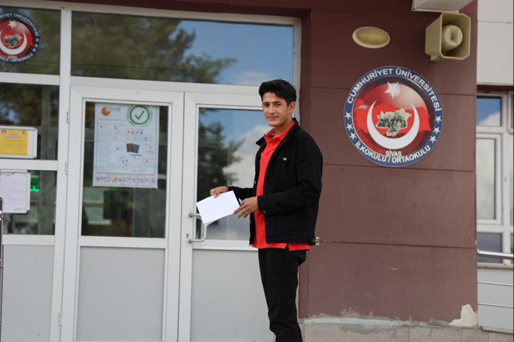 Sivas'taki ÖSYM'nin YKS sınavında epilepsi krizi geçiren adaya yardım eden 8 öğrenci bugün yeniden sınav oldu - 1. Resim