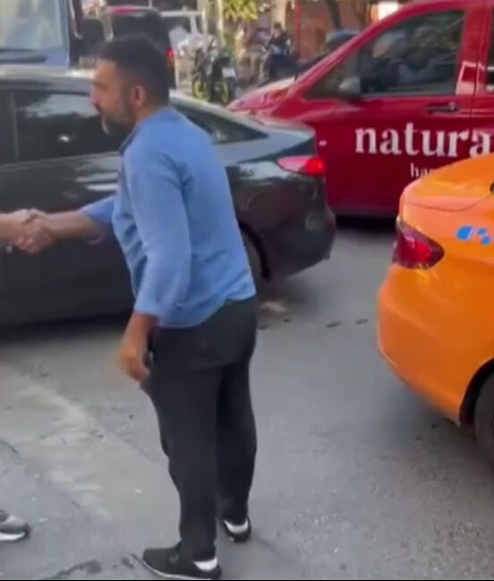 Sultanahmet'te otel çalışanlarıyla anlaşıp komisyonla turistleri taşıyan taksiciye sert tepki - 2. Resim