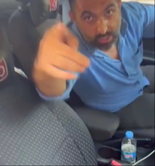 Sultanahmet'te otel çalışanlarıyla anlaşıp komisyonla turistleri taşıyan taksiciye sert tepki - 3. Resim