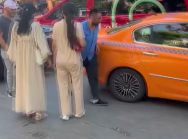 Sultanahmet'te otel çalışanlarıyla anlaşıp komisyonla turistleri taşıyan taksiciye sert tepki - 1. Resim