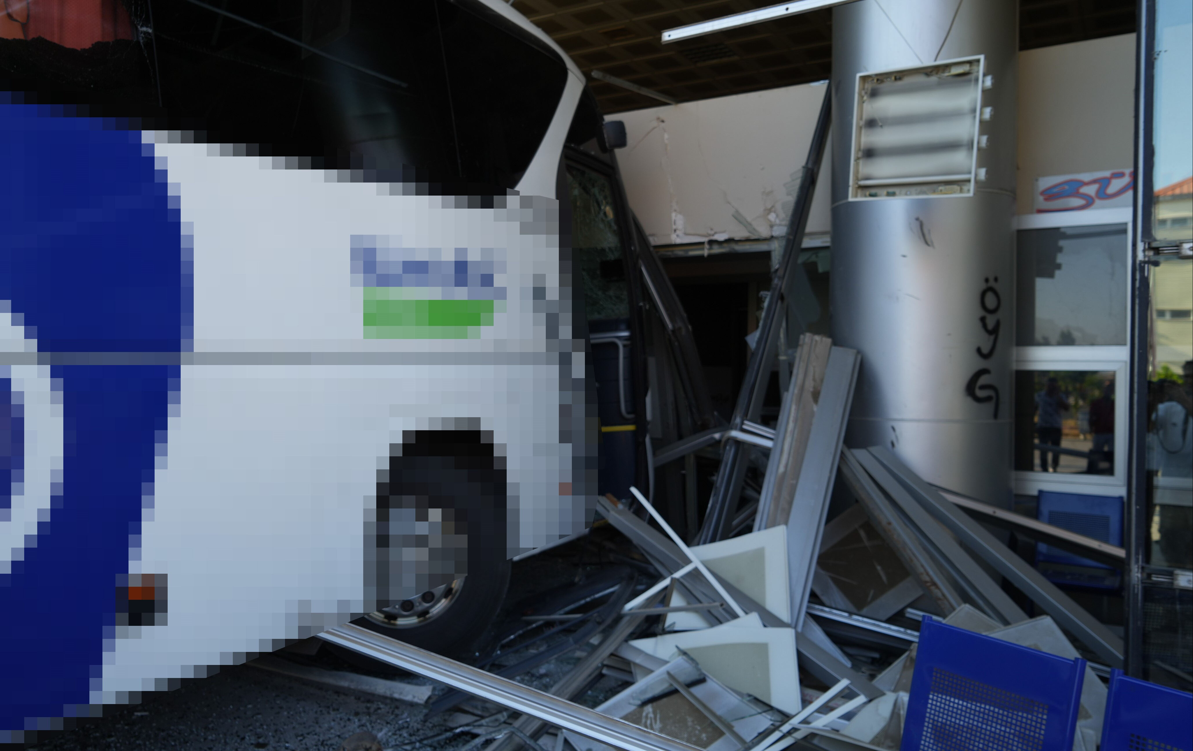 Yolcu otobüsü otogara daldı! Yaralılar var - 1. Resim