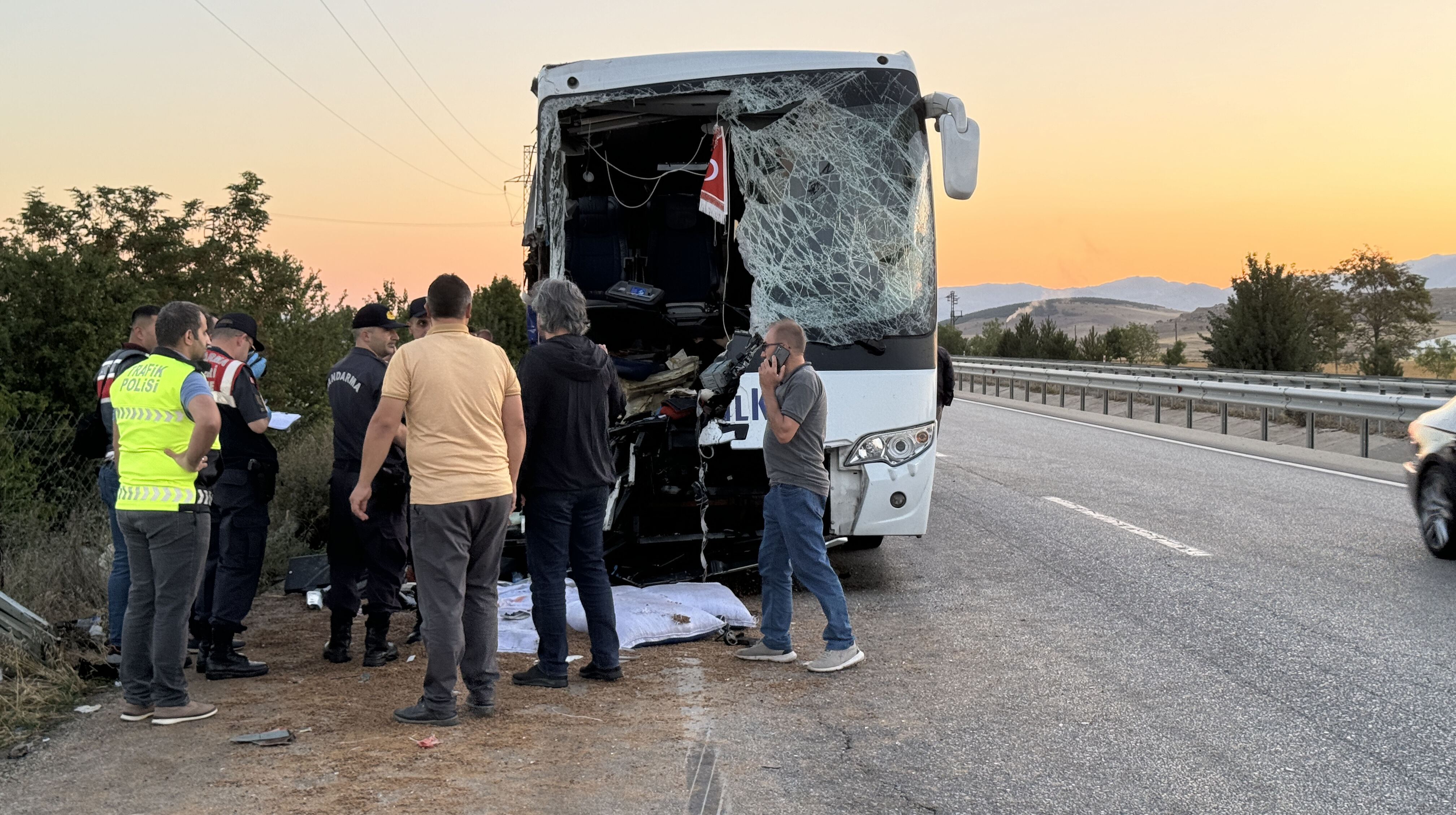 Afyonkarahisar'da yolcu otobüsüyle kamyon çarpıştı! Ölü ve yaralılar var Afyonkarahisar'da yolcu otobüsüyle kamyon çarpıştı! Ölü ve yaralılar var - 1. Resim
