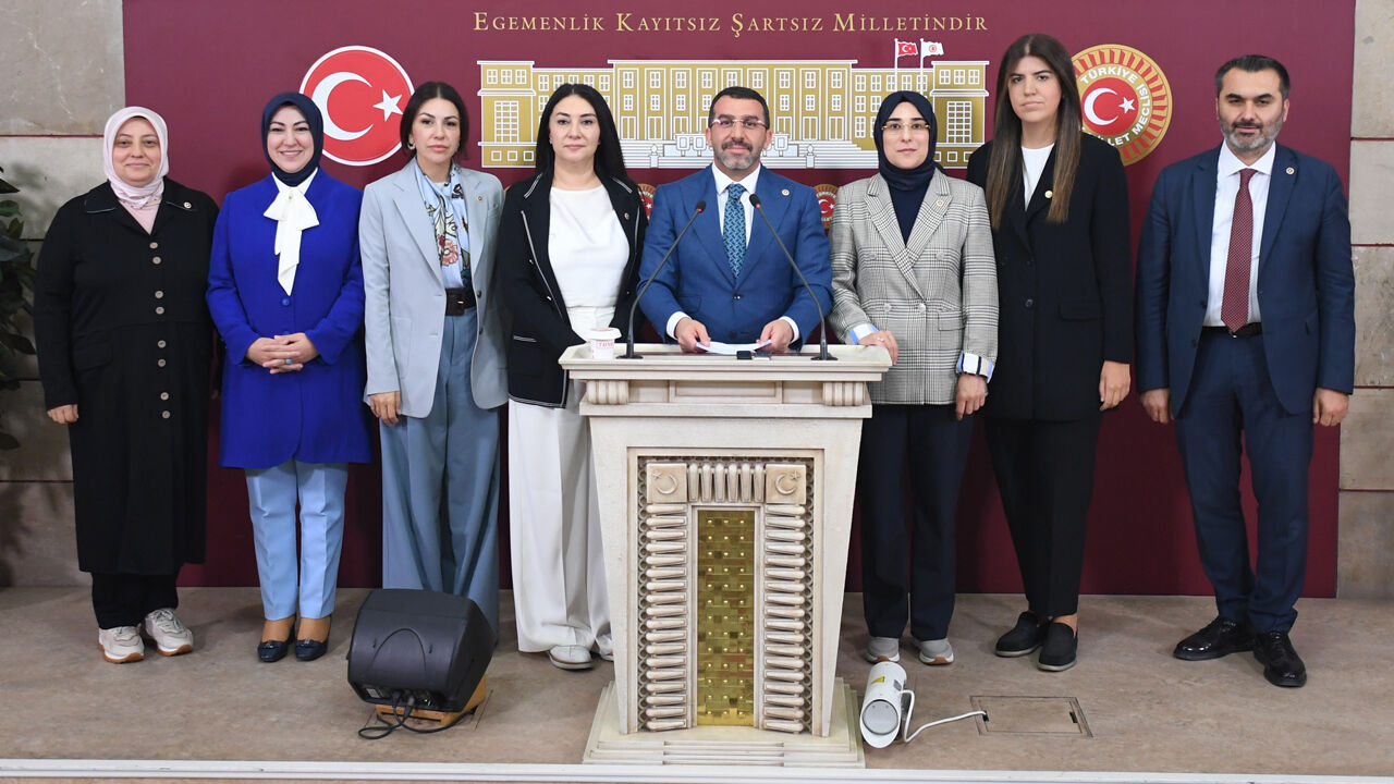 AK Parti'den DEM Parti'nin 'halay' provokasyonuna tepki: Provokasyona yasak var, halaya yasak yok - 1. Resim