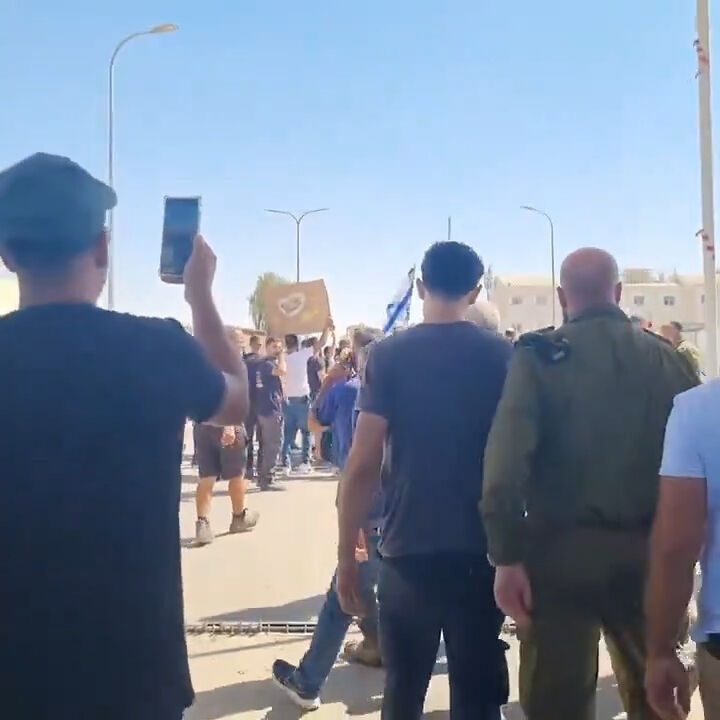 Aşırı sağcı İsrailliler, Filistinli tutukluya tecavüz ettikleri için gözaltına alınan askerlerin serbest kalması için askeri üssü bastı - 2. Resim