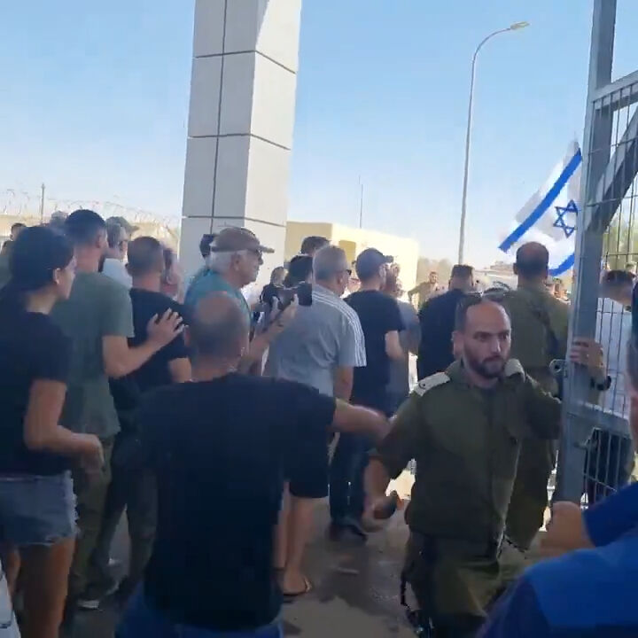 Aşırı sağcı İsrailliler, Filistinli tutukluya tecavüz ettikleri için gözaltına alınan askerlerin serbest kalması için askeri üssü bastı - 3. Resim