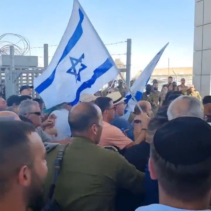 Aşırı sağcı İsrailliler, Filistinli tutukluya tecavüz ettikleri için gözaltına alınan askerlerin serbest kalması için askeri üssü bastı - 1. Resim