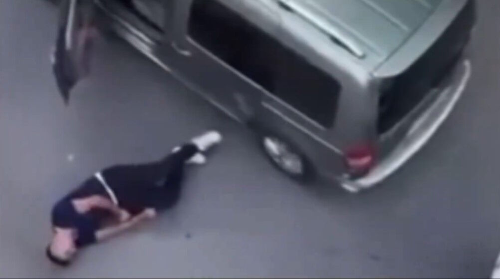 Bağcılar'da yol verme tartışması nedeniyle çıkan kavgada bir kişiyi bayıltan şüpheli yakalandı Bağcılar'da yol verme tartışması nedeniyle çıkan kavgada bir kişiyi bayıltan şüpheli yakalandı - 2. Resim