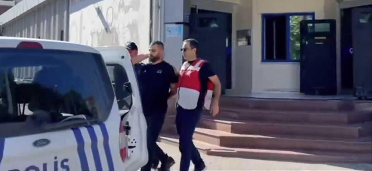 Bağcılar'da yol verme tartışması nedeniyle çıkan kavgada bir kişiyi bayıltan şüpheli yakalandı Bağcılar'da yol verme tartışması nedeniyle çıkan kavgada bir kişiyi bayıltan şüpheli yakalandı - 3. Resim