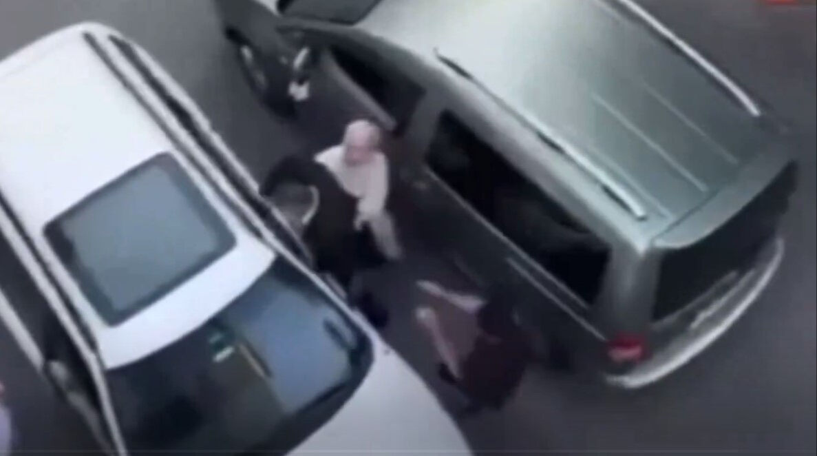 Bağcılar'da yol verme tartışması nedeniyle çıkan kavgada bir kişiyi bayıltan şüpheli yakalandı Bağcılar'da yol verme tartışması nedeniyle çıkan kavgada bir kişiyi bayıltan şüpheli yakalandı - 1. Resim