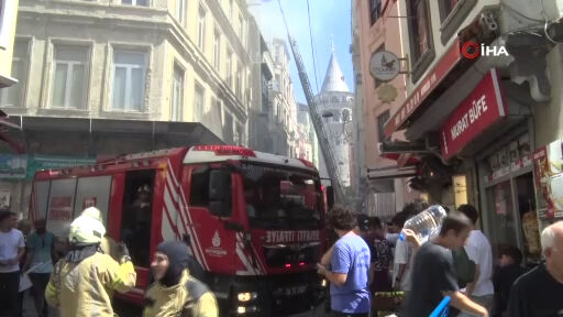 Beyoğlu'nda sıcak saatler! 3 katlı bina alevlere teslim oldu - 1. Resim