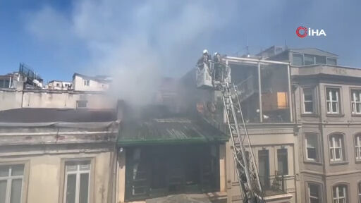Beyoğlu'nda sıcak saatler! 3 katlı bina alevlere teslim oldu - 2. Resim