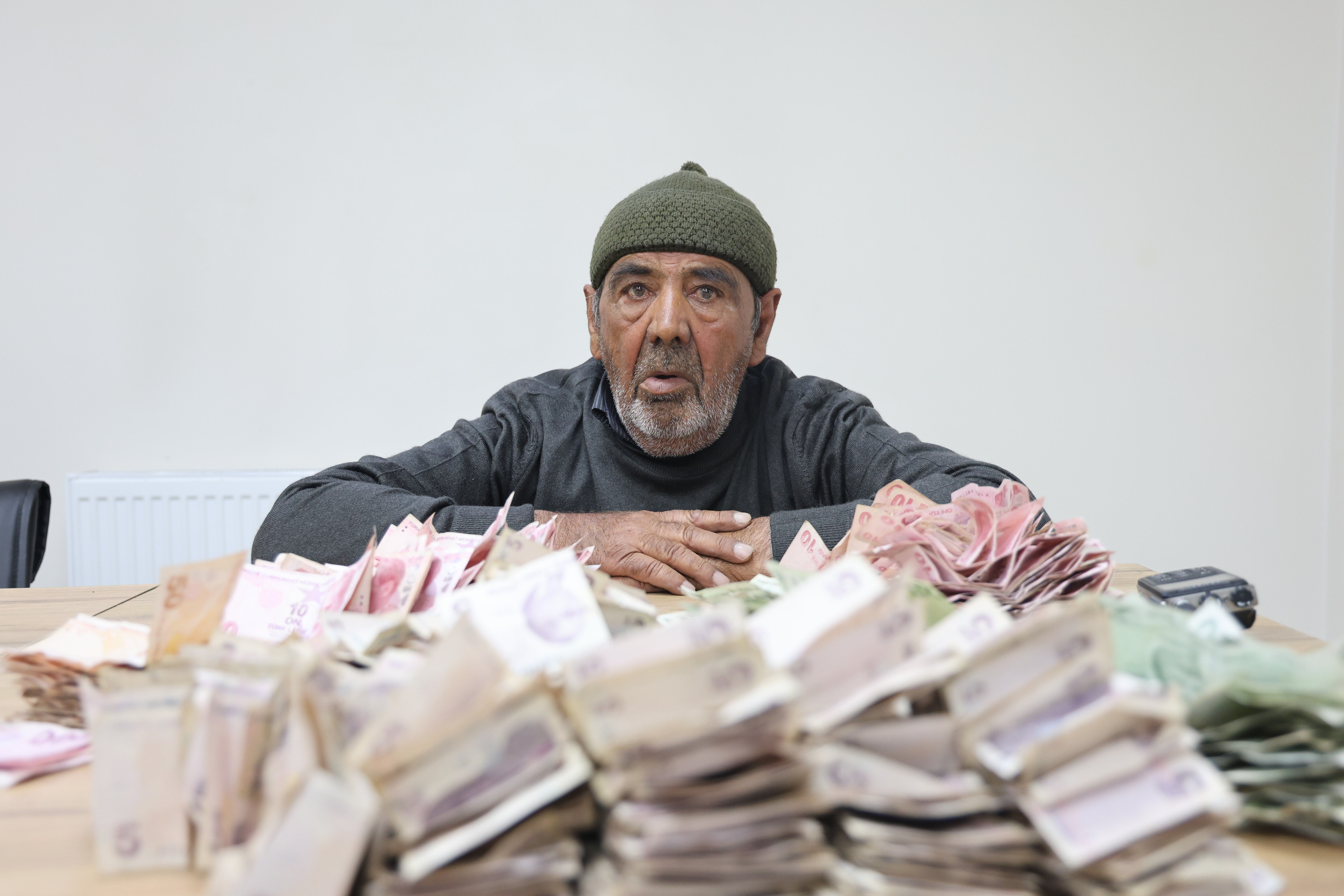 Cebinden binlerce lira çıktı! Elazığ'da dilencinin bir günlük kazancı dudak uçuklattı - 1. Resim