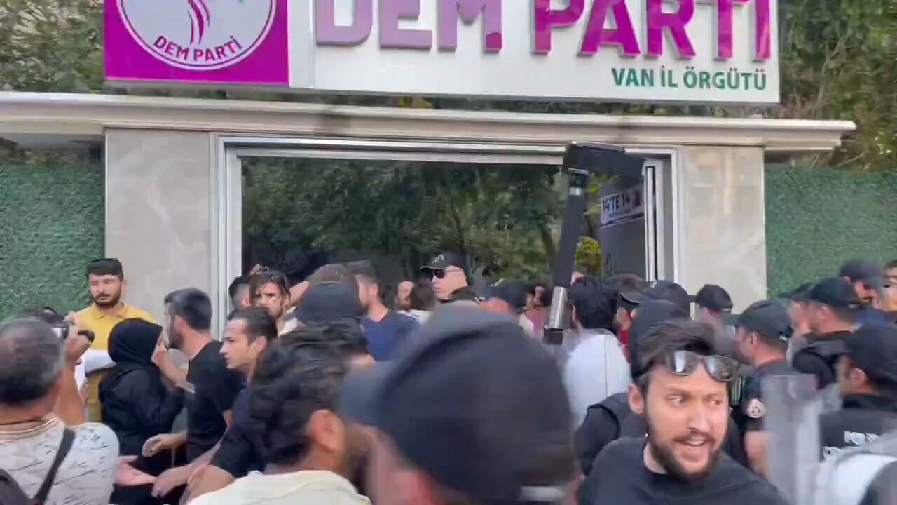 DEM Parti'den Van'da halay provokasyonu! Neslihan Şedal PKK paçavrasıyla halay çekti, polis slogan atanları topladı - 2. Resim