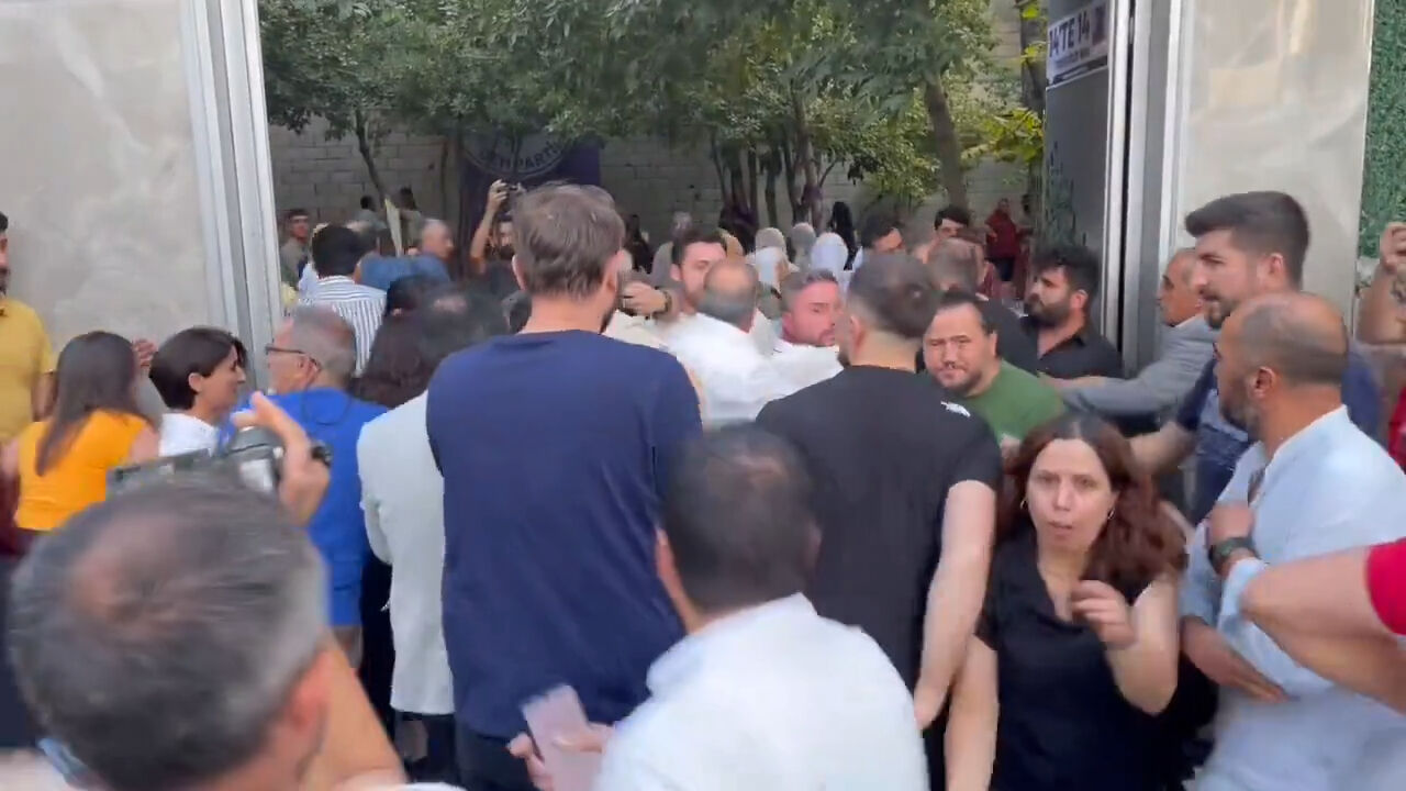 DEM Parti'den Van'da halay provokasyonu! Neslihan Şedal PKK paçavrasıyla halay çekti, polis slogan atanları topladı - 1. Resim