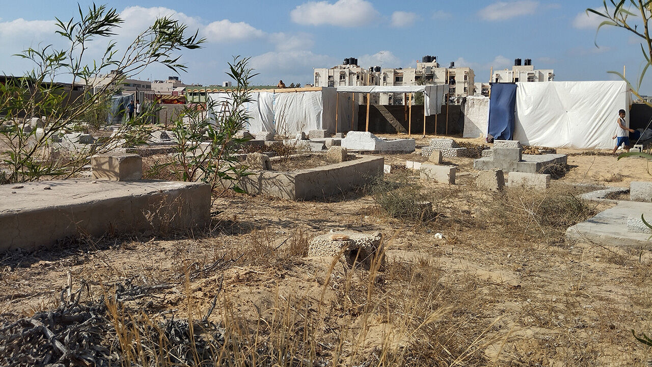 Gidecek yerleri kalmadı! Mezarlıklar, Filistinlilerin sığınağı oldu - 2. Resim