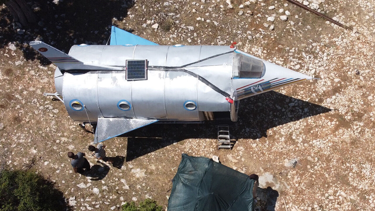 Görenler şaşkına dönüyor! Mersin'in Erdemli ilçesinde F-16 görünümlü yayla evi - 1. Resim