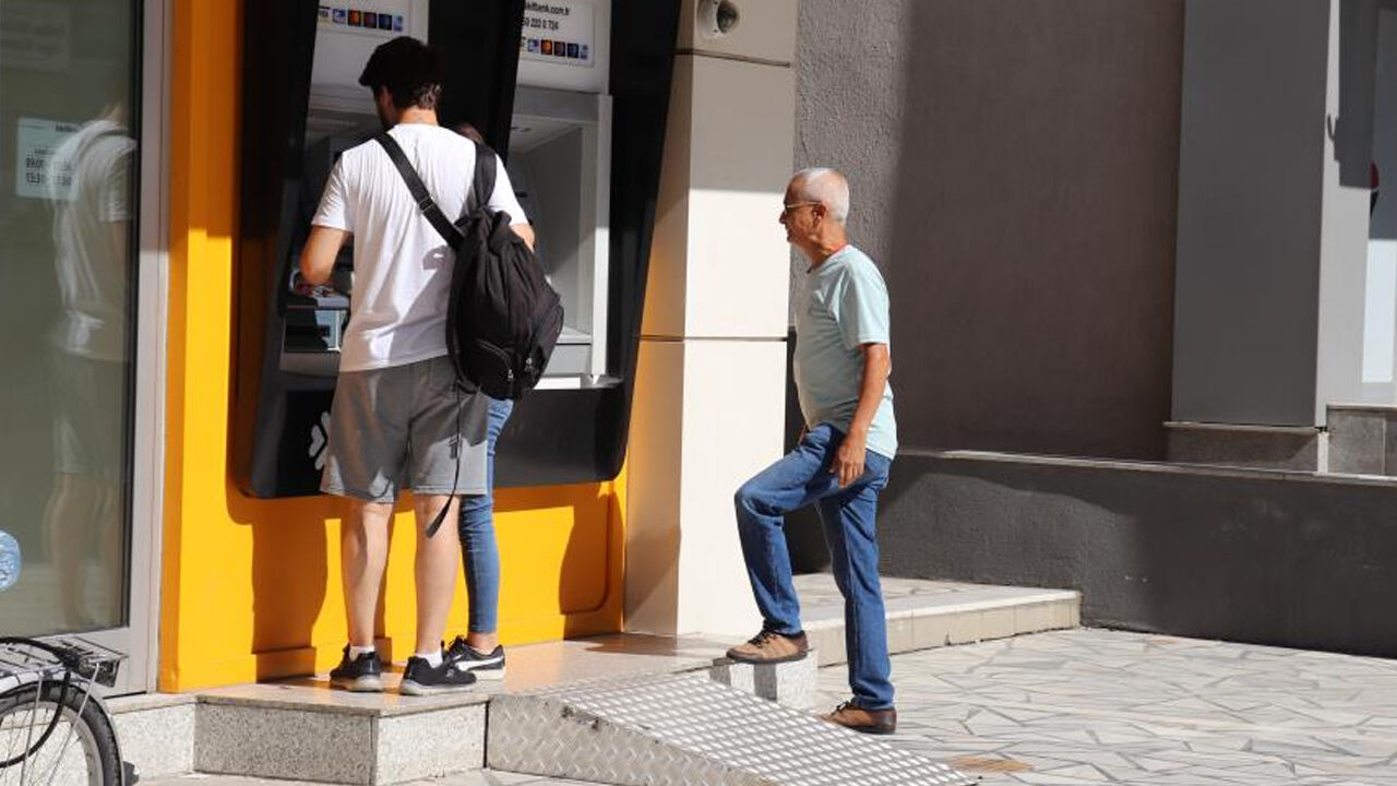 Oğluna para gönderirken desteyle para geldi! Neye uğradığını şaşırdı - 1. Resim