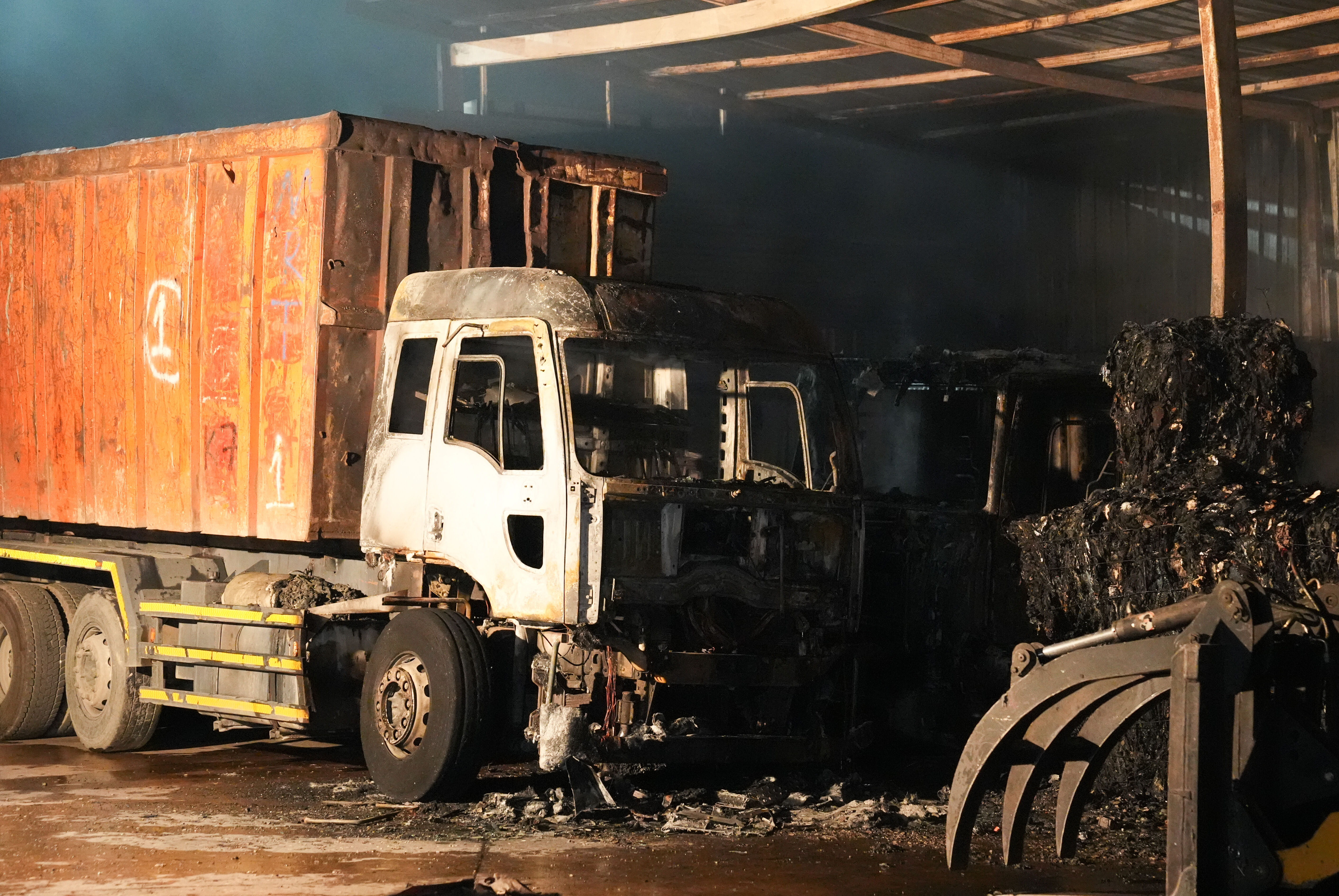 Ümraniye'de geri dönüşüm tesisinde yangın! Alevler geceyi aydınlattı - 1. Resim