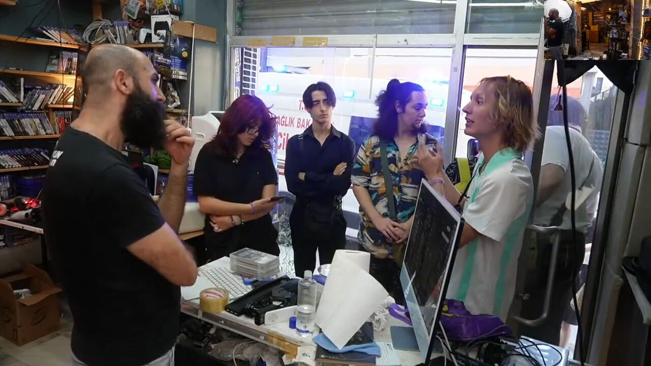 YouTube'da canlı yayın yapan konsol ve oyun satıcısına her gün sahte ihbarlar yapılıyor! - 1. Resim