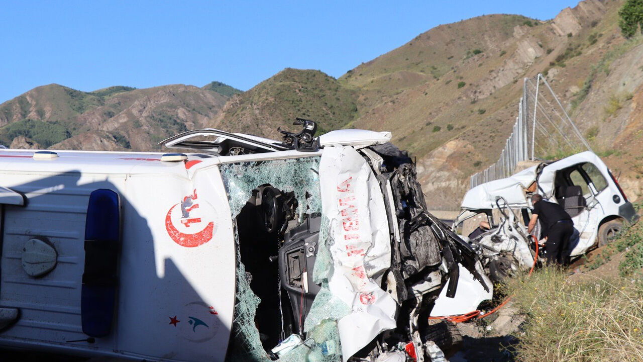 Ambulans ile otomobil kafa kafaya çarpıştı! 4 ölü, 1 ağır yaralı Ambulans ile otomobil kafa kafaya çarpıştı! 4 ölü, 1 ağır yaralı - 1. Resim