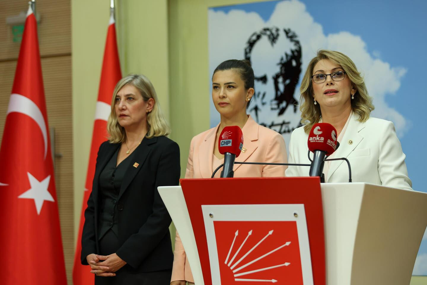 CHP'de Kadın Kolları Kurultayı &uuml;zerinden koltuk savaşı başladı! G&ouml;zler Veli Ağbaba'da - 1. Resim