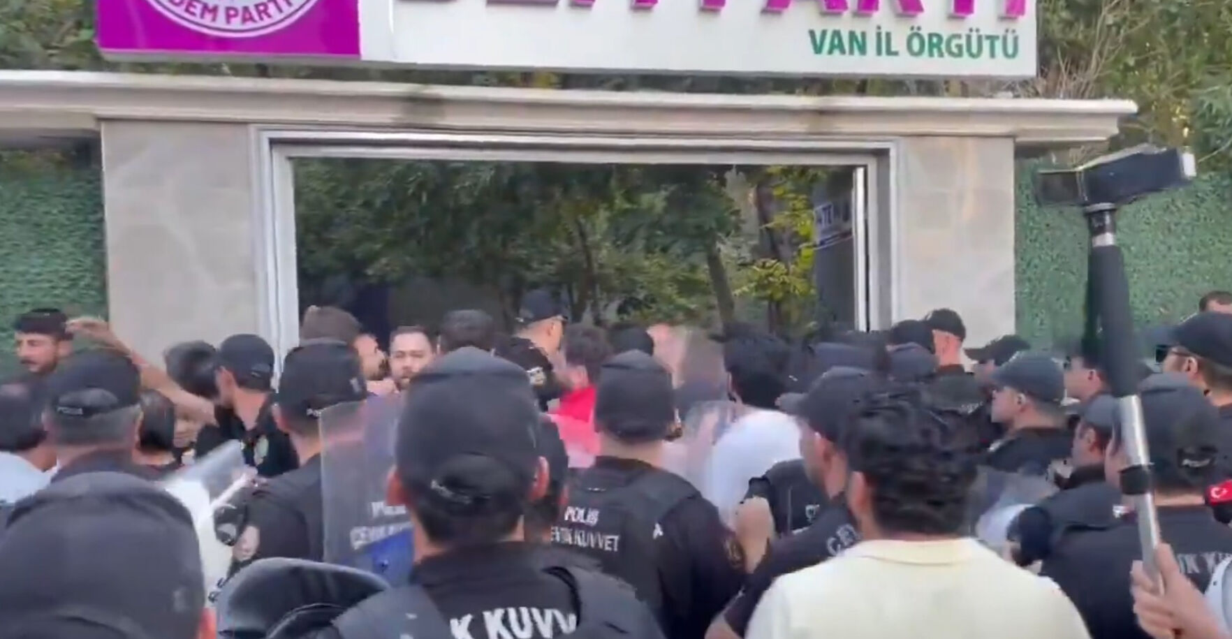 DEM Partililerin izinsiz gösterisine polis müdahalesi! İl Başkanı gözaltında - 1. Resim