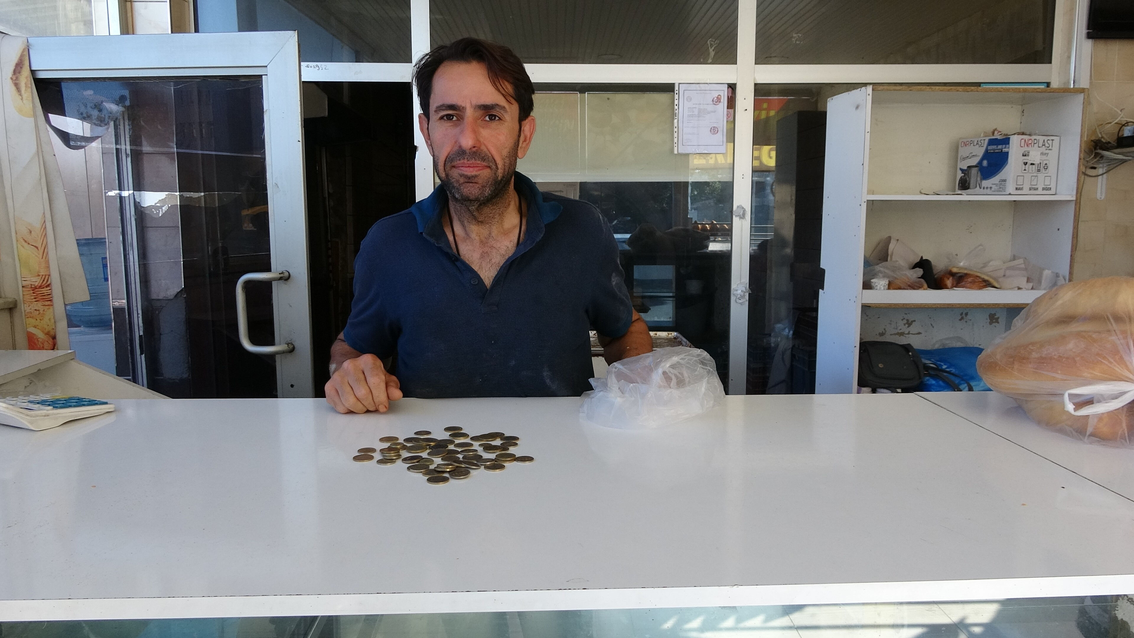 Esnaftan ilginç yöntem! Bozuk para sıkıntısını dükkanın camına astığı ilanla çözdü - 1. Resim