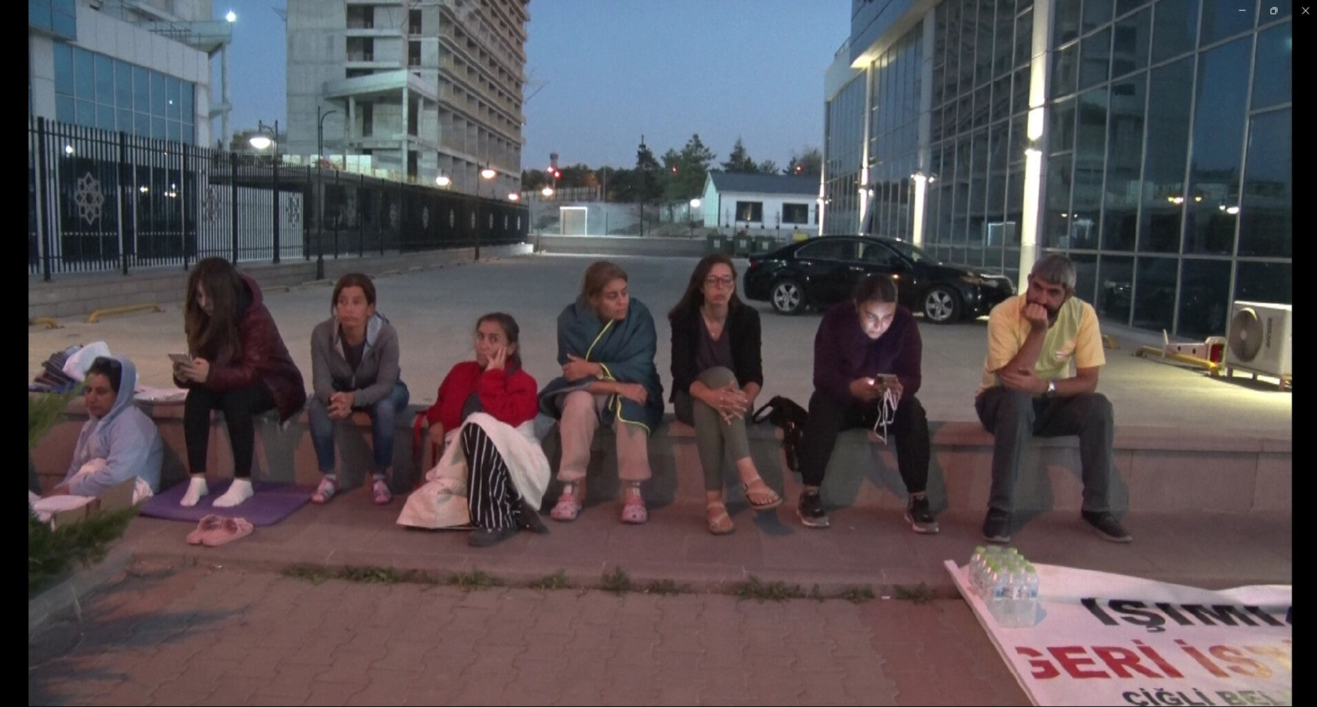 İşten çıkarılan işçiler ayaklandı! CHP'ye İzmir'de protesto, Özgür Özel ile görüşüldü İşten çıkarılan işçiler ayaklandı! CHP'ye İzmir'de protesto, Özgür Özel ile görüşüldü - 1. Resim