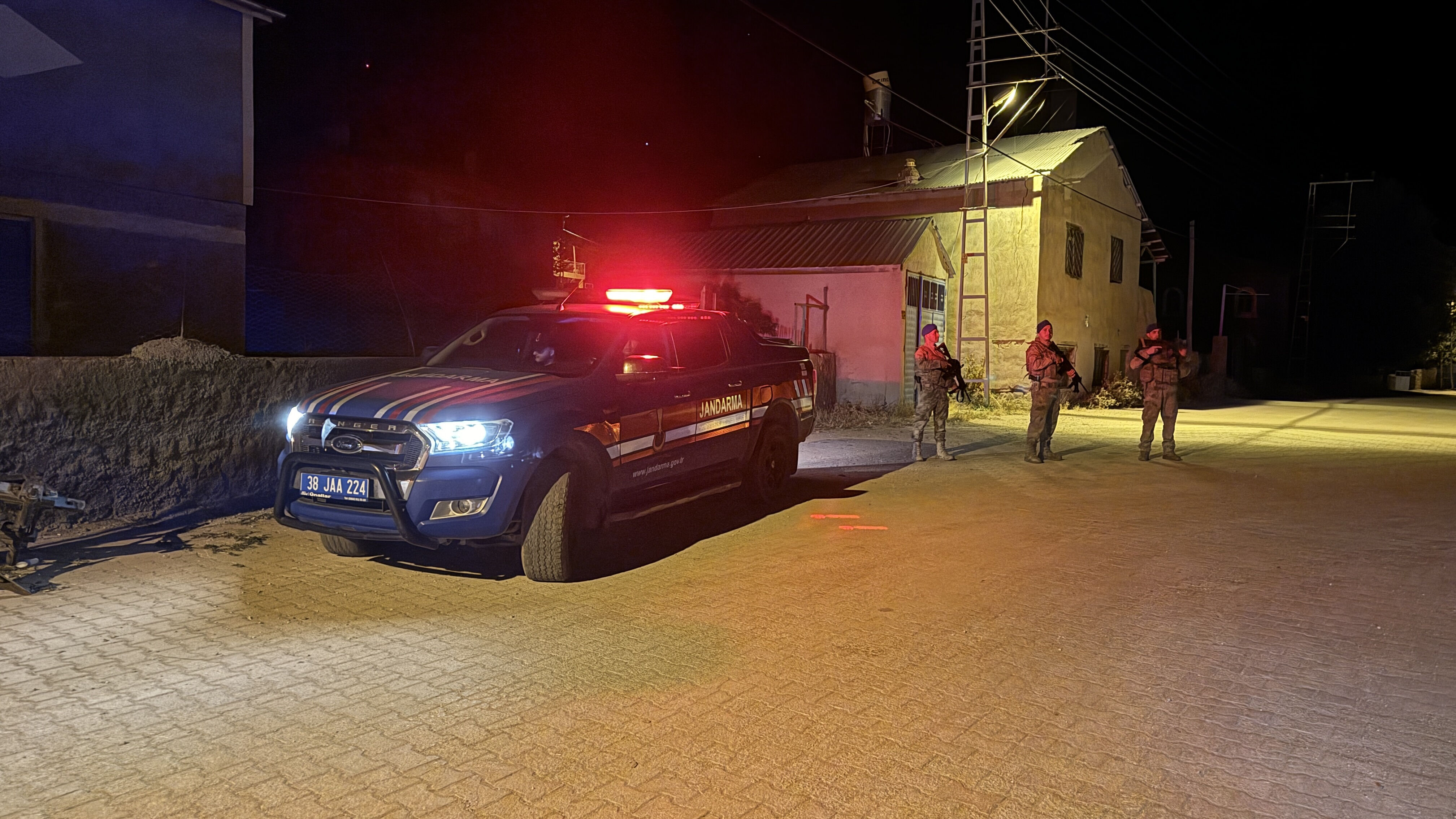 Kayseri'de facia! Çocukların kavgası büyüdü, anne ve 2 oğlu katledildi - 2. Resim