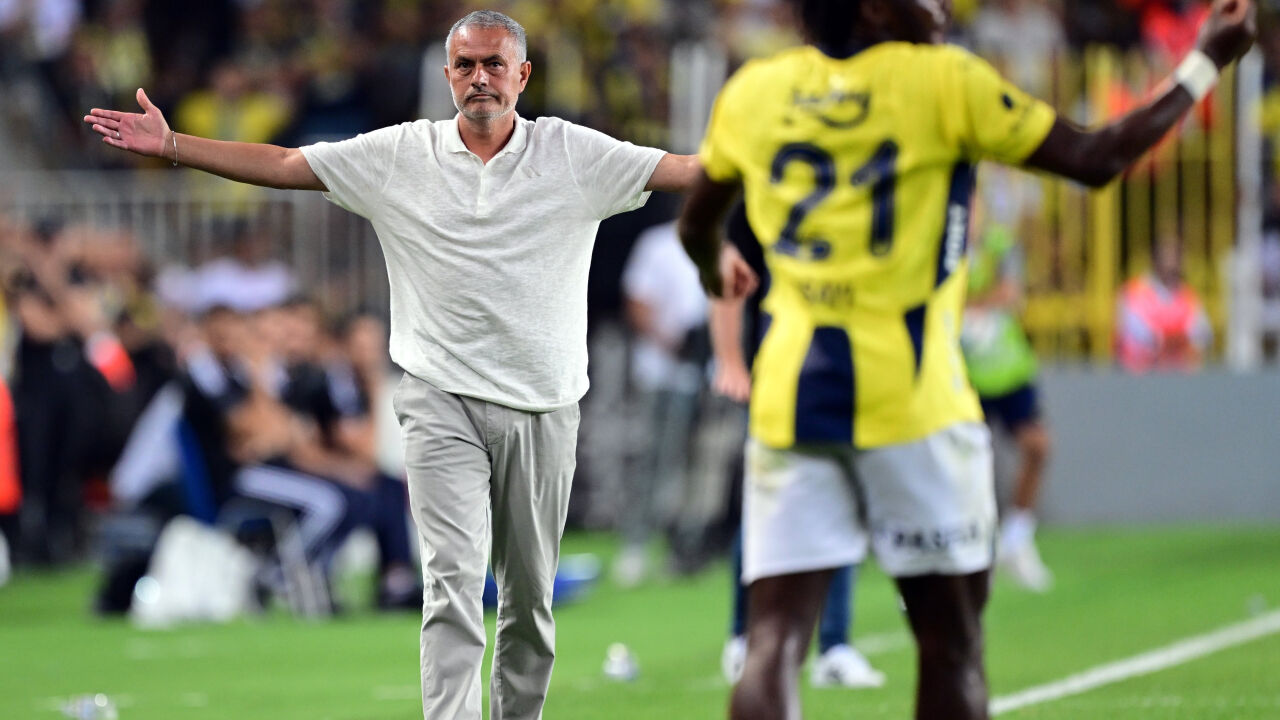 Mourinho'dan Kadıköy'deki tepkiye sitem! Fenerbahçeli taraftarlara çağrıda bulundu Mourinho'dan Kadıköy'deki tepkiye sitem! Fenerbahçeli taraftarlara çağrıda bulundu - 1. Resim