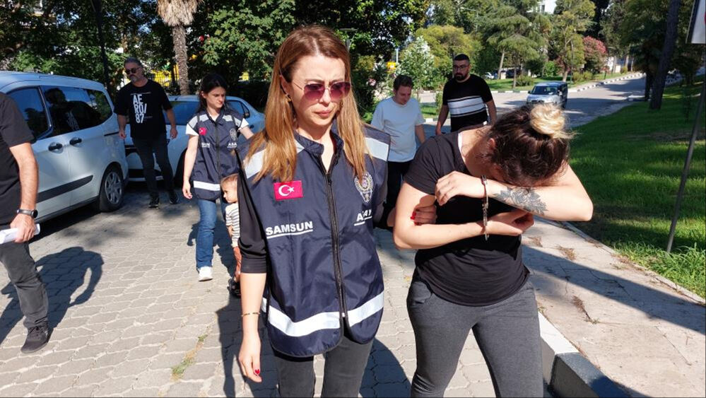 Samsun'da dilenci kılığına girerek 2,5 milyonluk altın çalan kadınlar yakalandı Samsun'da dilenci kılığına girerek 2,5 milyonluk altın çalan kadınlar yakalandı - 1. Resim