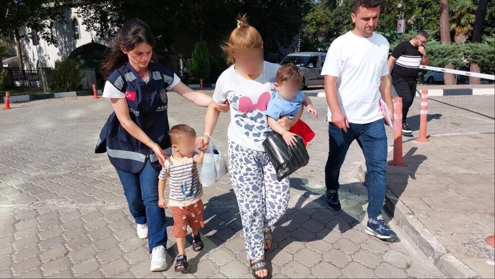 Samsun'da dilenci kılığına girerek 2,5 milyonluk altın çalan kadınlar yakalandı Samsun'da dilenci kılığına girerek 2,5 milyonluk altın çalan kadınlar yakalandı - 2. Resim