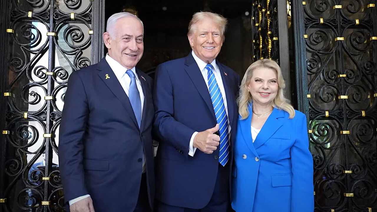 Yara ya da dikiş izleri nerede? Trump bandajı çıkardı, komplo teorilerini ortaya atıldı Yara ya da dikiş izleri nerede? Trump bandajı çıkardı, komplo teorilerini ortaya atıldı - 1. Resim