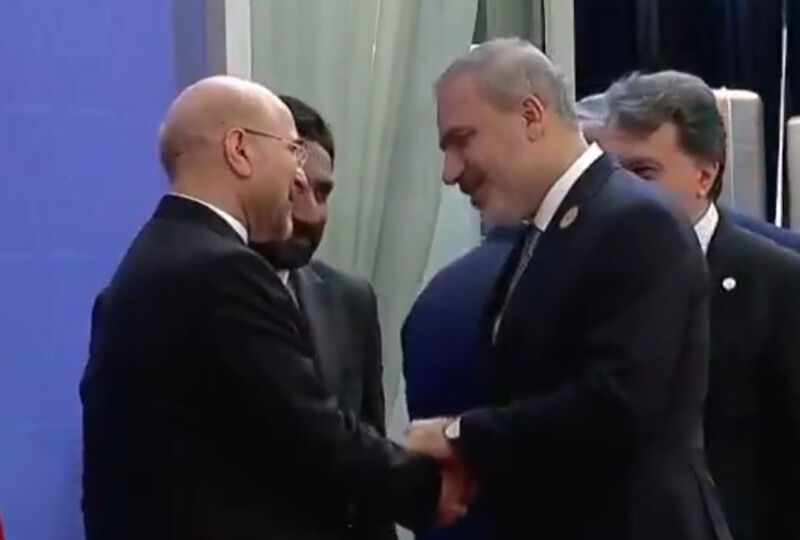 Yemin töreni için İran’a gitti! Hakan Fidan’ın sohbet ettiği 2 isim dikkat çekti Yemin töreni için İran’a gitti! Hakan Fidan’ın sohbet ettiği 2 isim dikkat çekti - 1. Resim