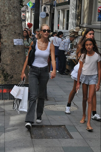 Çağla Altunkaya, Adriana Lima'nın kızlarıyla gezerken görüntülendi! Evlilik sorusuna cevap verdi - 2. Resim