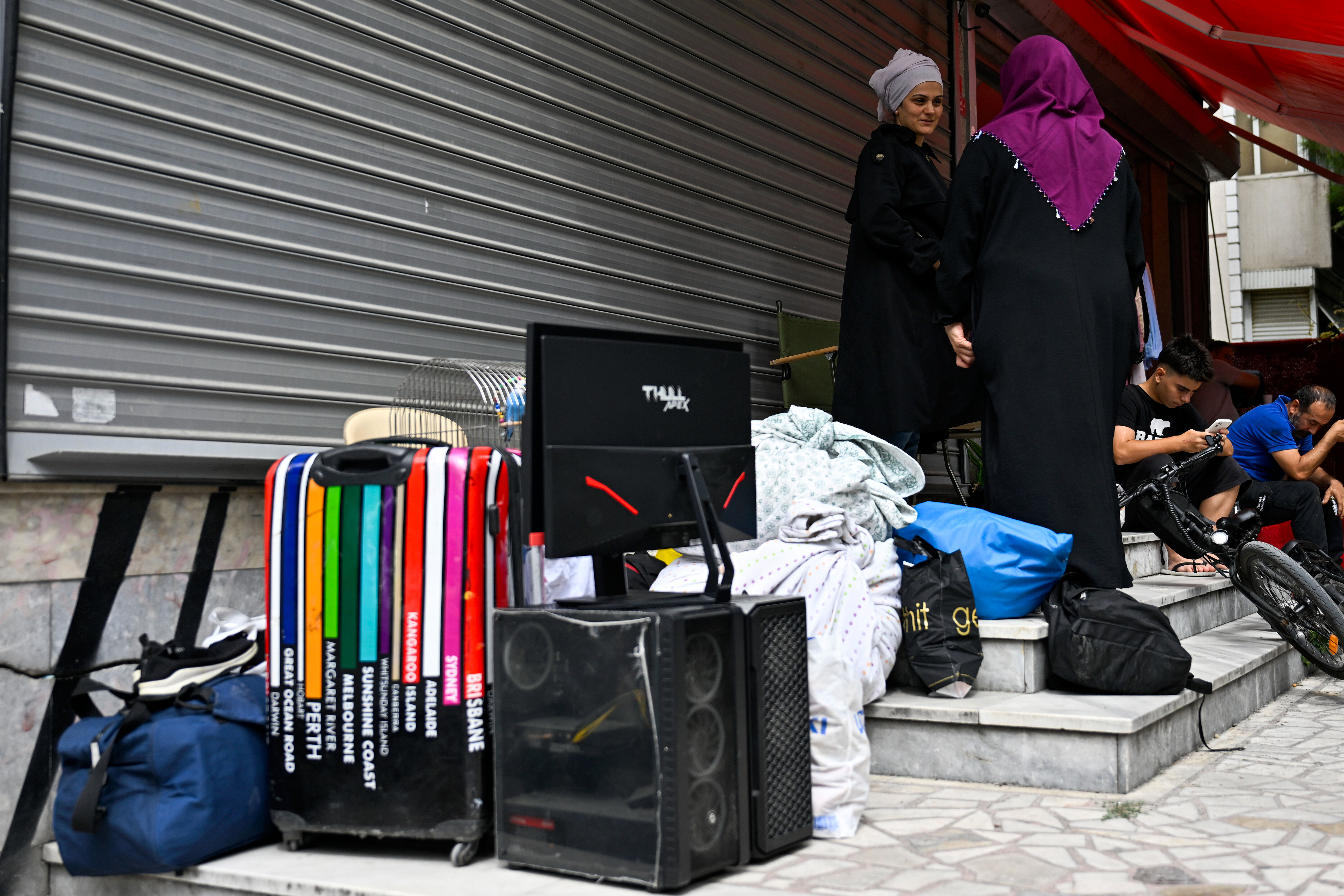 Güngören'de felaketin eşiğinden dönüldü! Bina sakinleri çıplak ayakla koştu Güngören'de felaketin eşiğinden dönüldü! Bina sakinleri çıplak ayakla koştu - 1. Resim