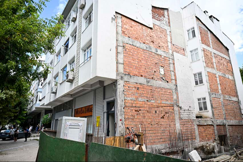 Güngören'de felaketin eşiğinden dönüldü! Bina sakinleri çıplak ayakla koştu Güngören'de felaketin eşiğinden dönüldü! Bina sakinleri çıplak ayakla koştu - 2. Resim