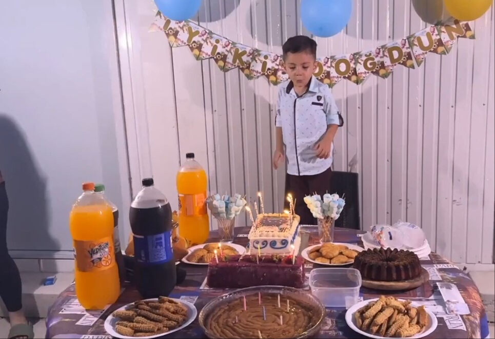 Hatay'daki konteyner kentte yaşayan Duchenne Musküler Distrofi (DMD) hastası Rüzgar Miran Özsürmeli'ye sürpriz doğum günü Hatay'daki konteyner kentte yaşayan Duchenne Musküler Distrofi (DMD) hastası Rüzgar Miran Özsürmeli'ye sürpriz doğum günü - 1. Resim