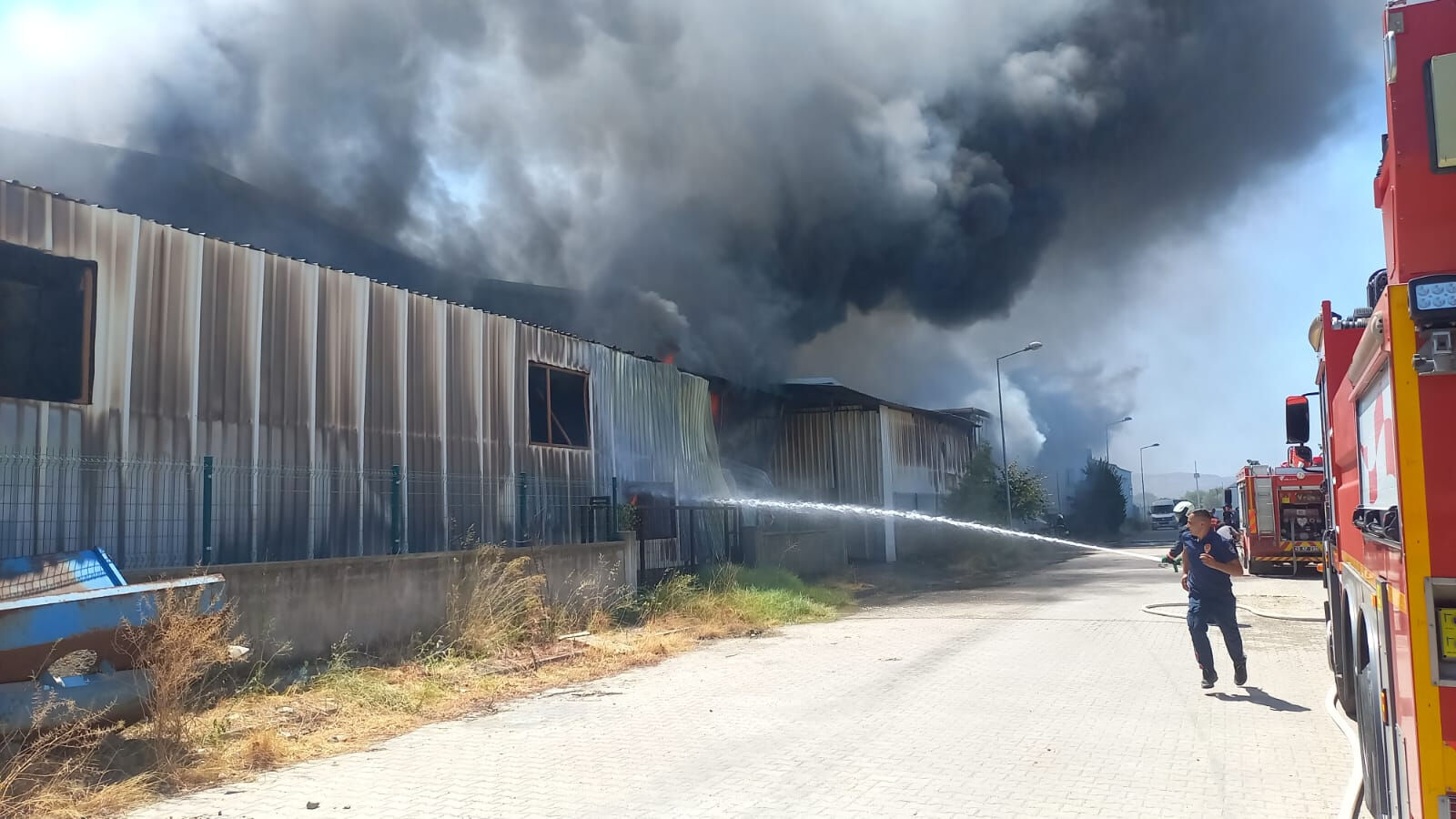 İzmir Urla'da alevler yükseldi! Zeytinliköy ve Çiftlikevler siteleri tahliye edildi - 4. Resim
