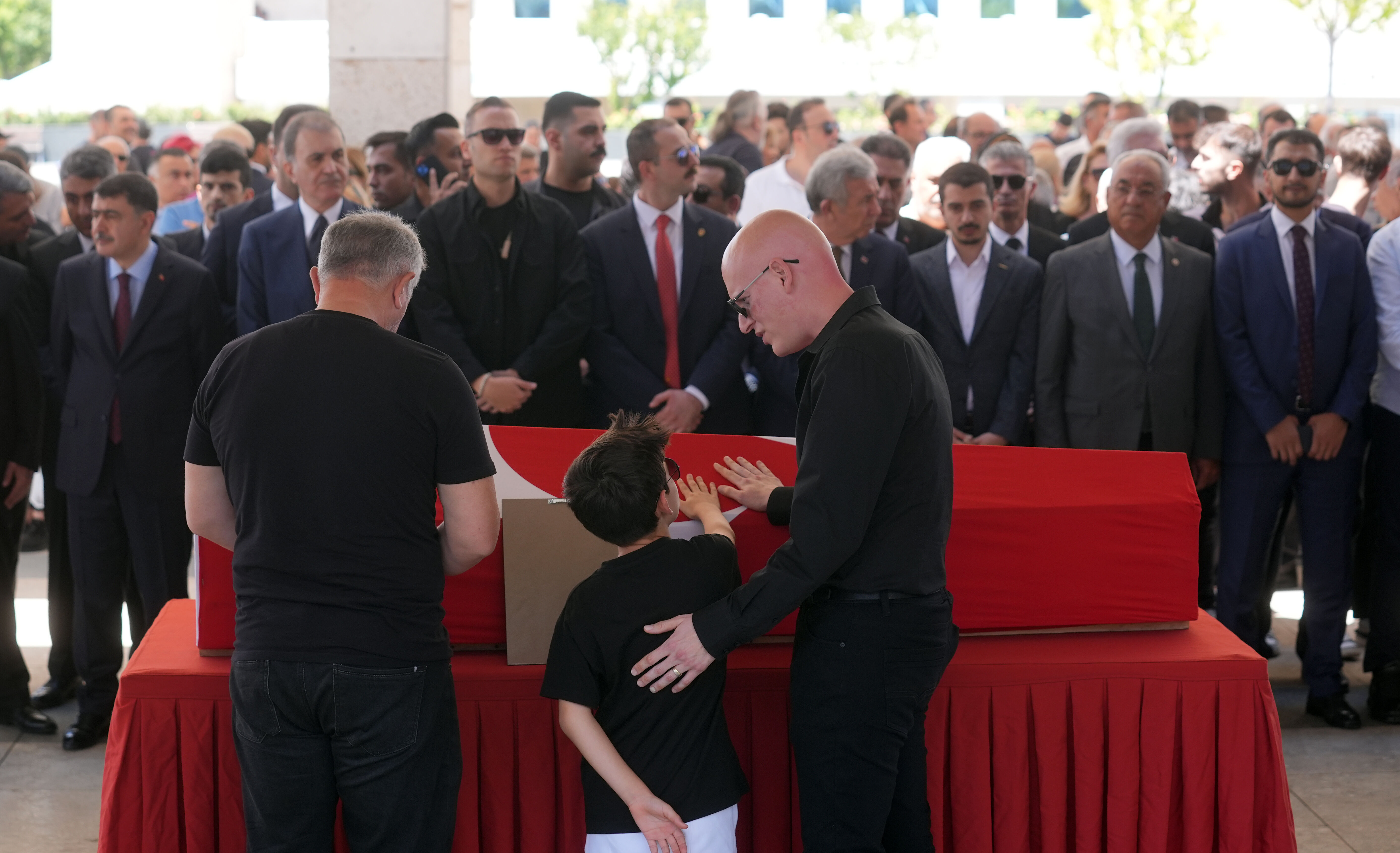 Kenan Işık'a veda... Usta sanatçı son yolculuğuna uğurlandı Kenan Işık'a veda... Usta sanatçı son yolculuğuna uğurlandı - 5. Resim