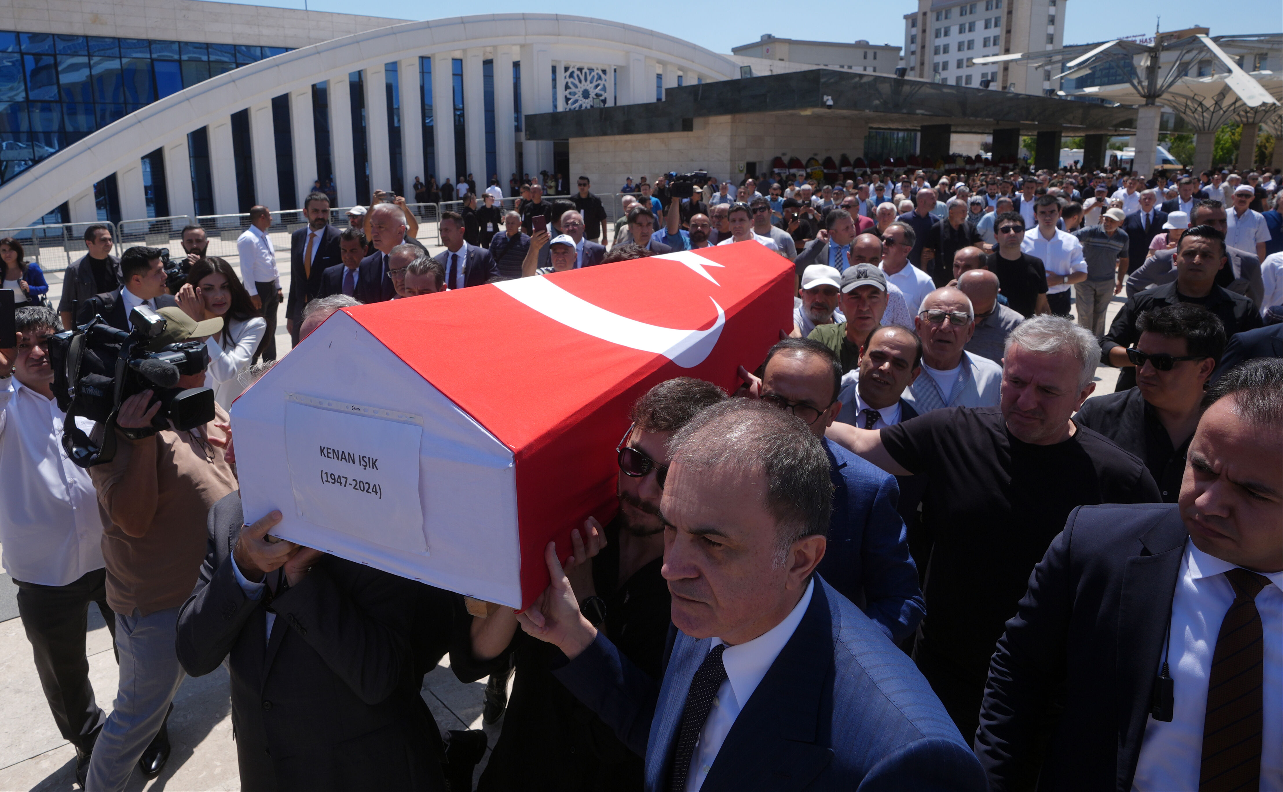 Kenan Işık'a veda... Usta sanatçı son yolculuğuna uğurlandı Kenan Işık'a veda... Usta sanatçı son yolculuğuna uğurlandı - 7. Resim