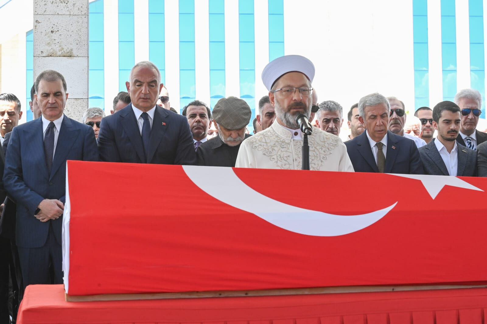 Kenan Işık'a veda... Usta sanatçı son yolculuğuna uğurlandı Kenan Işık'a veda... Usta sanatçı son yolculuğuna uğurlanıyor - 2. Resim
