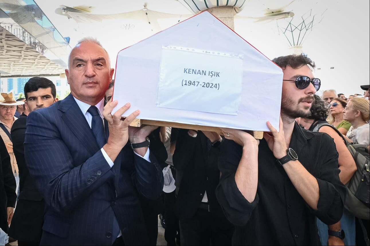 Kenan Işık'a veda... Usta sanatçı son yolculuğuna uğurlandı Kenan Işık'a veda... Usta sanatçı son yolculuğuna uğurlanıyor - 3. Resim