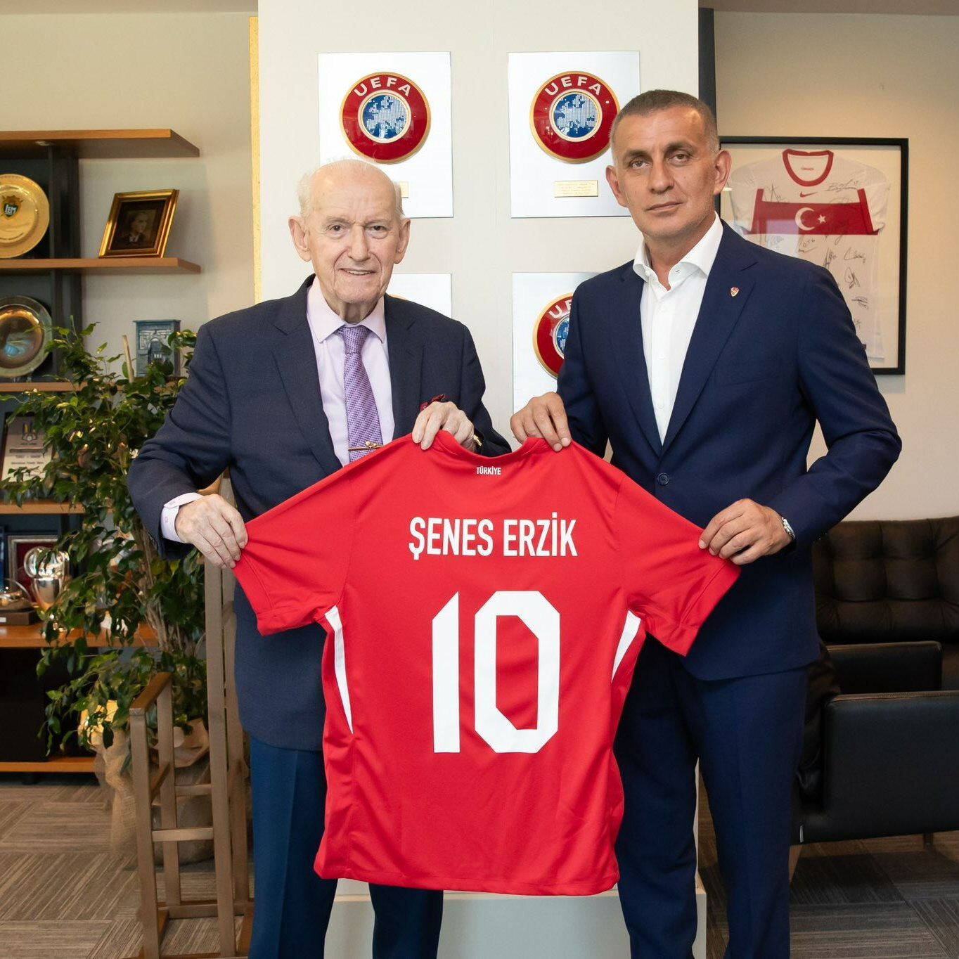 Şenes Erzik'ten TFF Başkanı İbrahim Hacıosmanoğlu'na ziyaret Şenes Erzik'ten TFF Başkanı İbrahim Hacıosmanoğlu'na ziyaret - 1. Resim